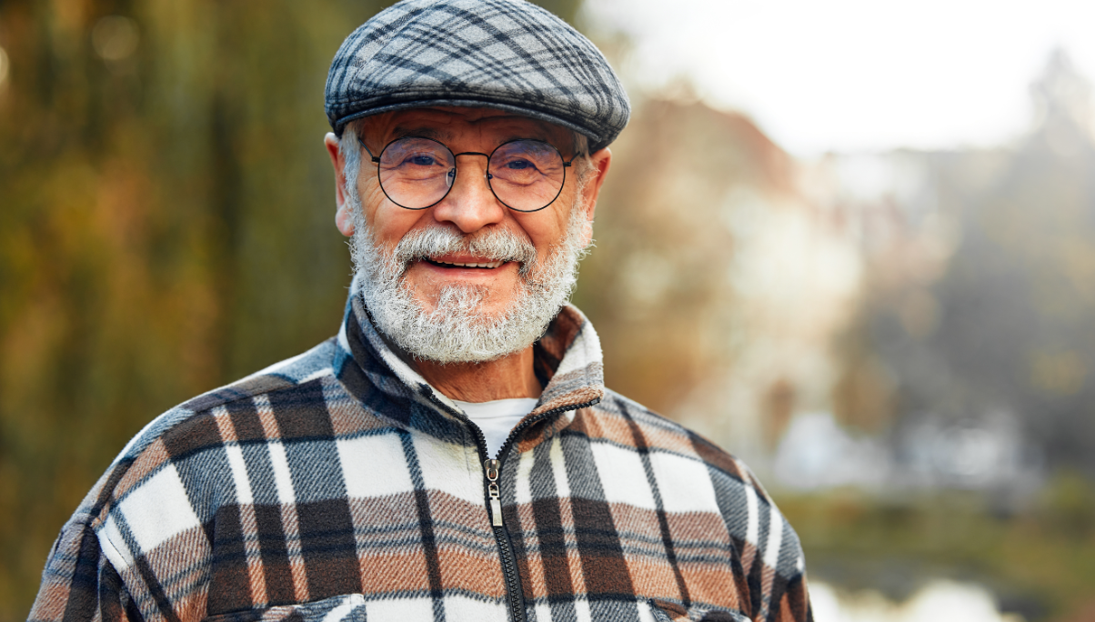 Seniors heureux profitant de leur retraite ensemble