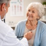 medecin-blouse-stethoscope-personne-agee