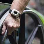 Le bracelet alarme senior : un bouton d'urgence toujours à portée