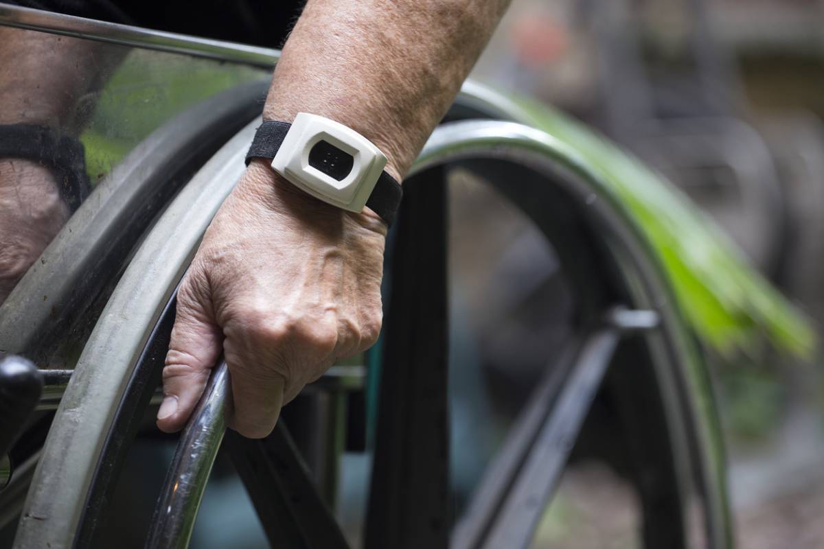Le bracelet alarme senior : un bouton d'urgence toujours à portée
