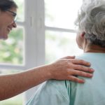 Comment aider un parent âgé à rester chez lui en toute sérénité ?