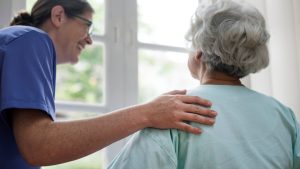 Comment aider un parent âgé à rester chez lui en toute sérénité ?